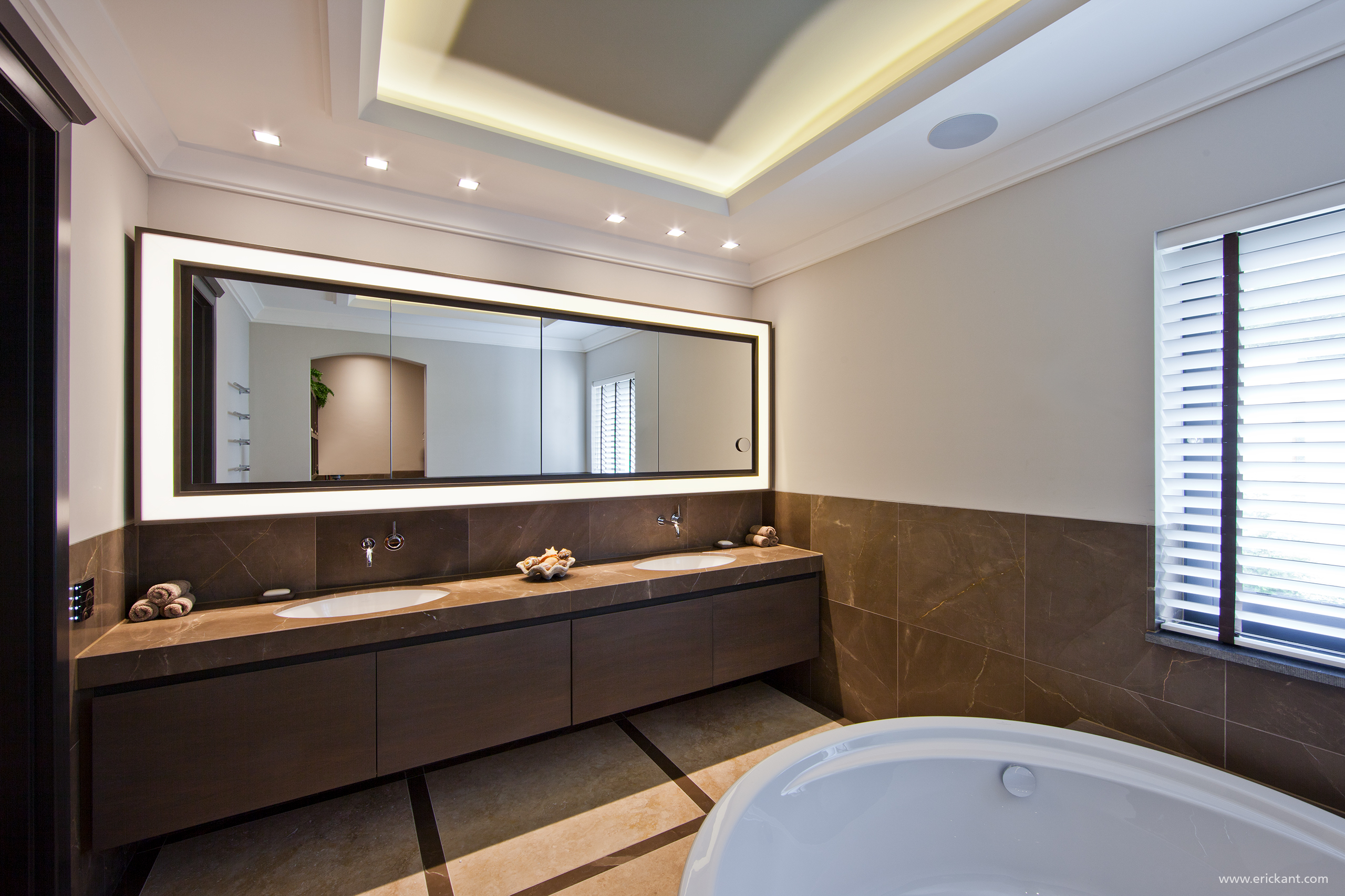 New Classic Villa-bathroom-ERIC KANT.jpg