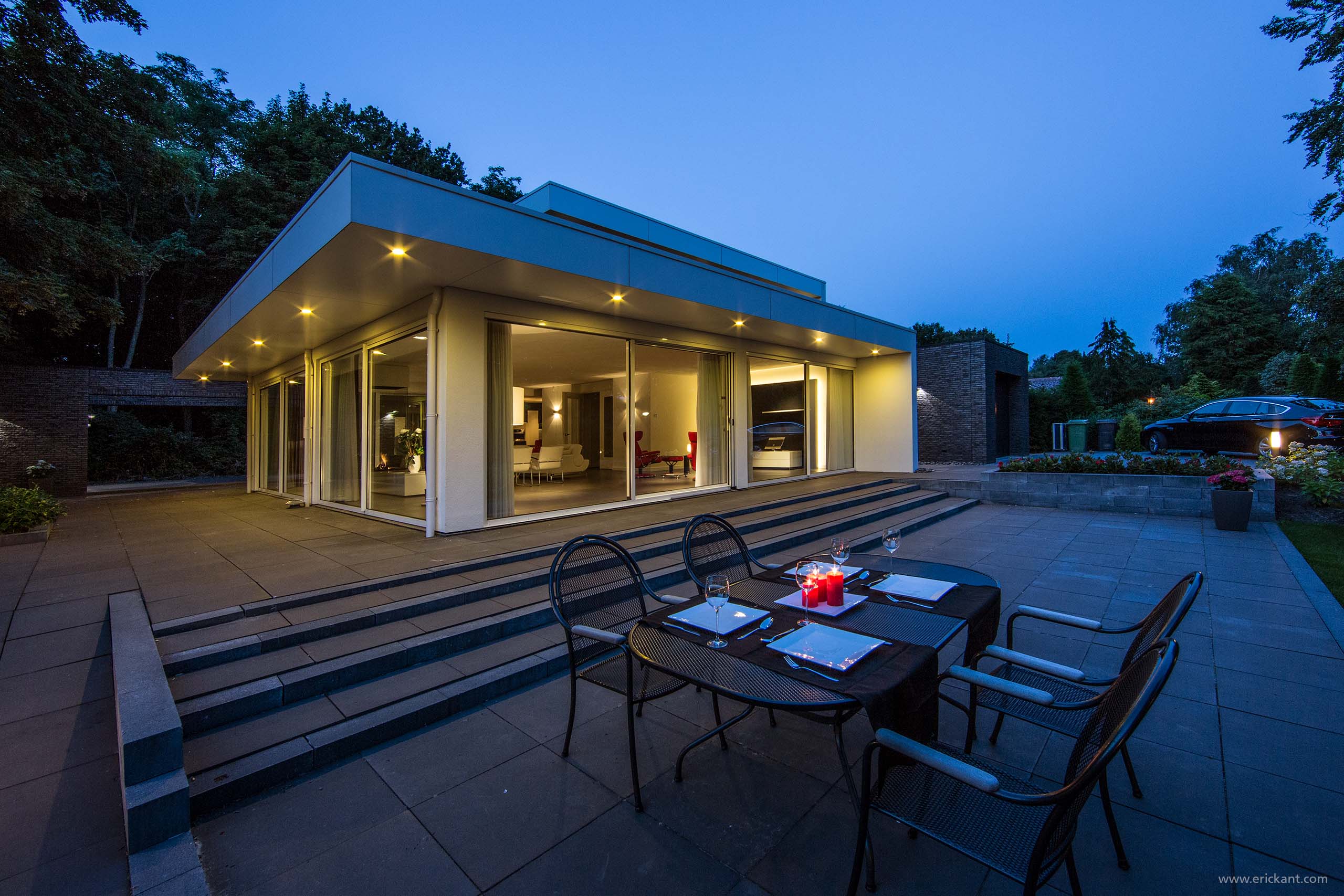 Villa minimalistic-exterior by night side-ERIC KANT.jpg