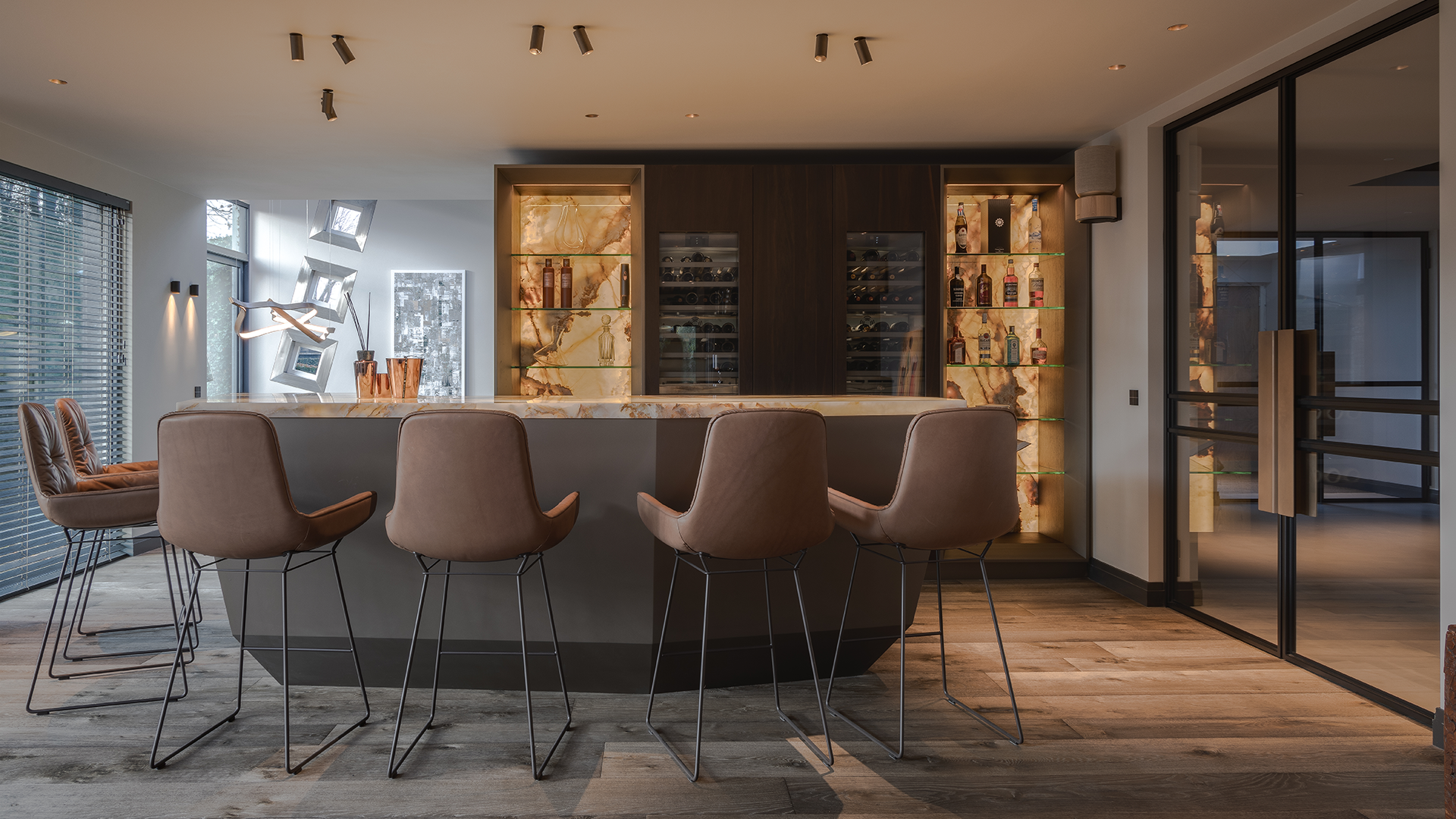 05-ERIC KANT LUXURY BAR 1920X1080.png