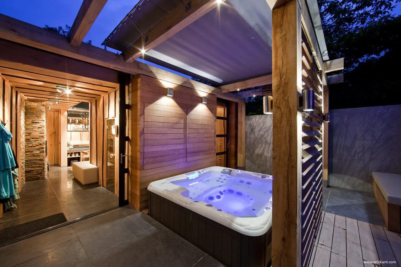 High-end hottub onder een robuuste eikenhouten overkapping met sfeervolle avondverlichting in project City Garden door ERIC KANT.