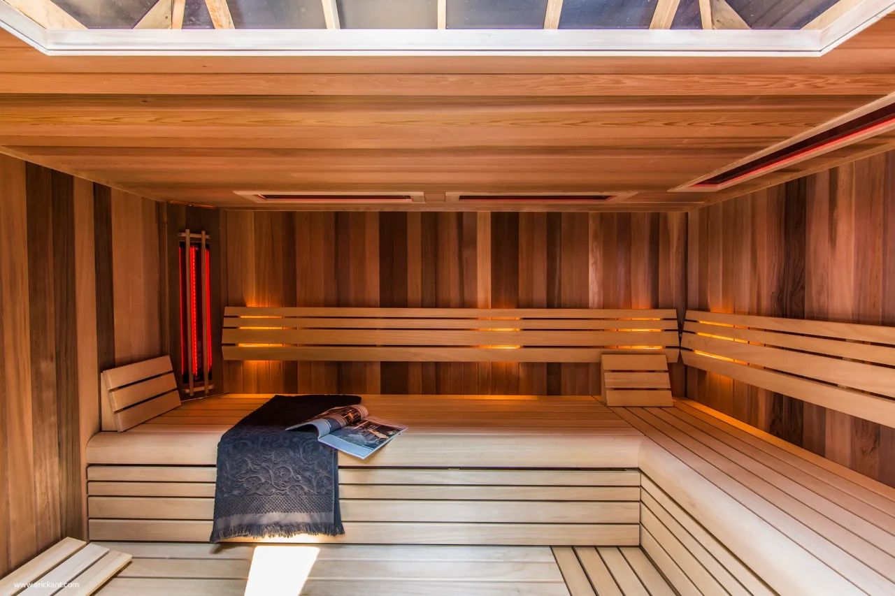 Interieur van een luxe houten sauna in het Wellness Garden project door ERIC KANT met een unieke lichtstraat in het plafond, infraroodstralers en sfeervolle indirecte verlichting.