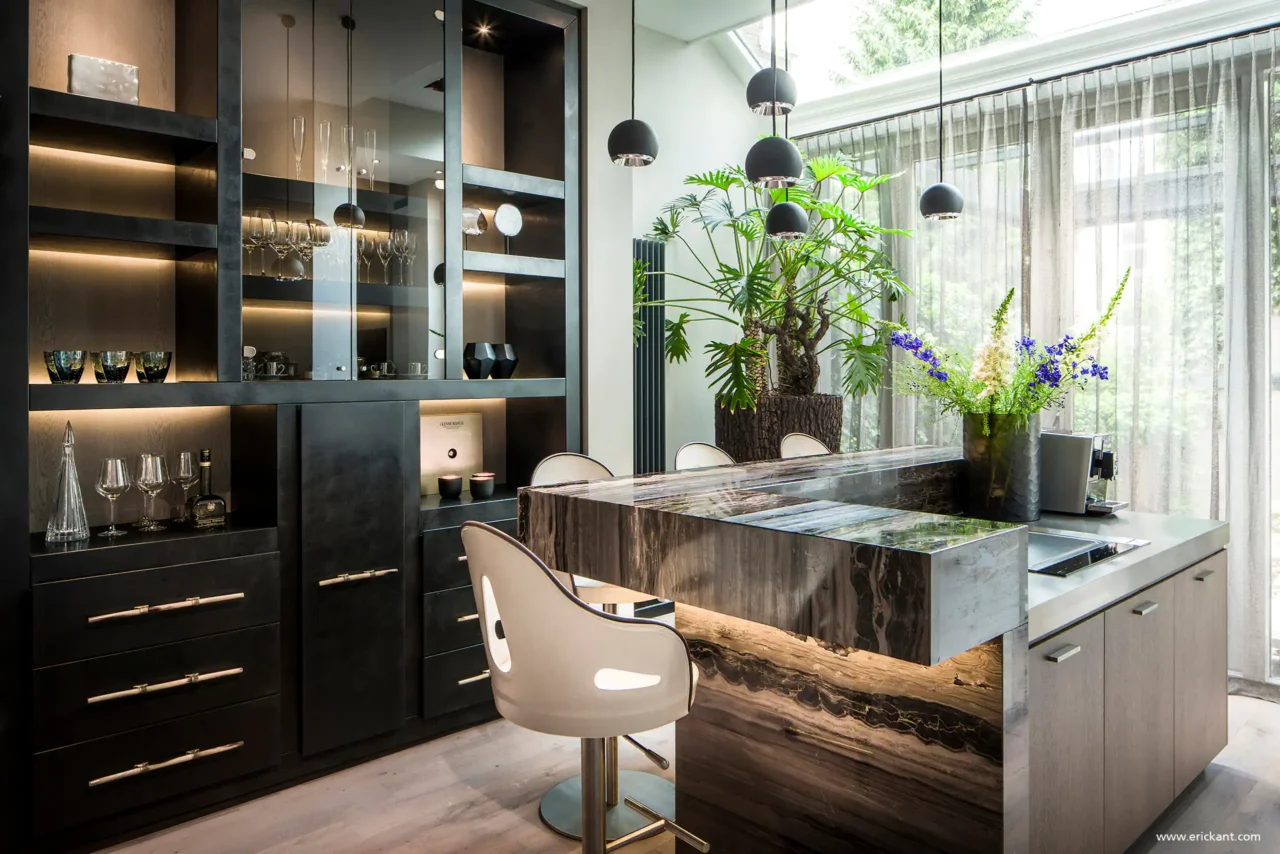 High-end privébar in Riga met marmeren barmeubel, maatwerk kastenwand en moderne hanglampen door ERIC KANT.