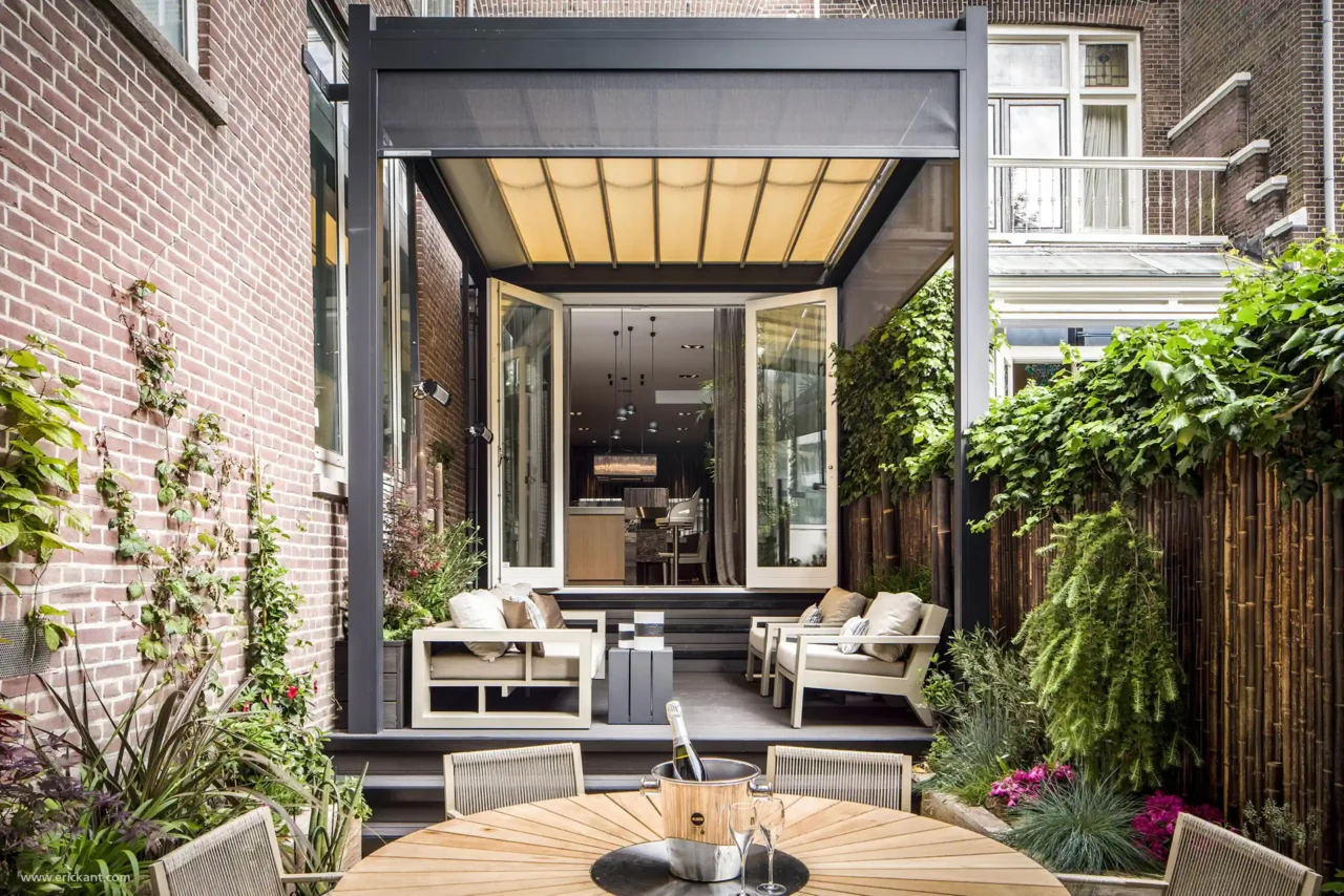 High-end stadstuin en patio in Riga met moderne overkapping, luxe loungemeubels en houten eettafel door ERIC KANT.