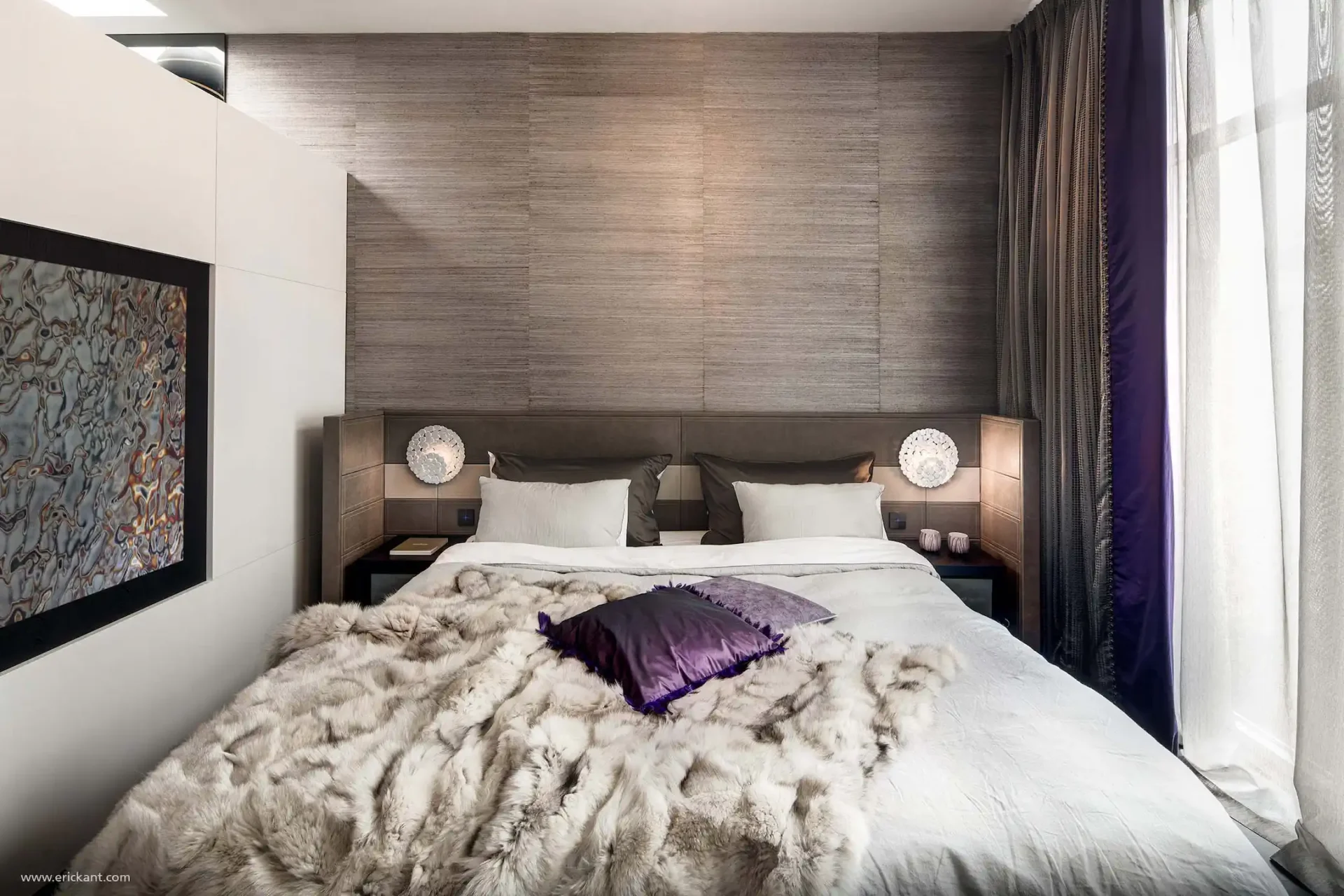 High-end master bedroom in Riga met op maat gemaakt hoofdbord, zijden gordijnen, paarse accenten en wandafwerking met textuur door ERIC KANT.