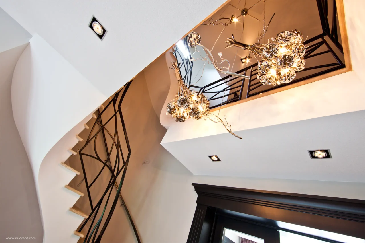 High-end trappenhuis in project New Classic Villa met een op maat gemaakte smeedijzeren trap, kristallen kroonluchters en een indrukwekkende vide door ERIC KANT.