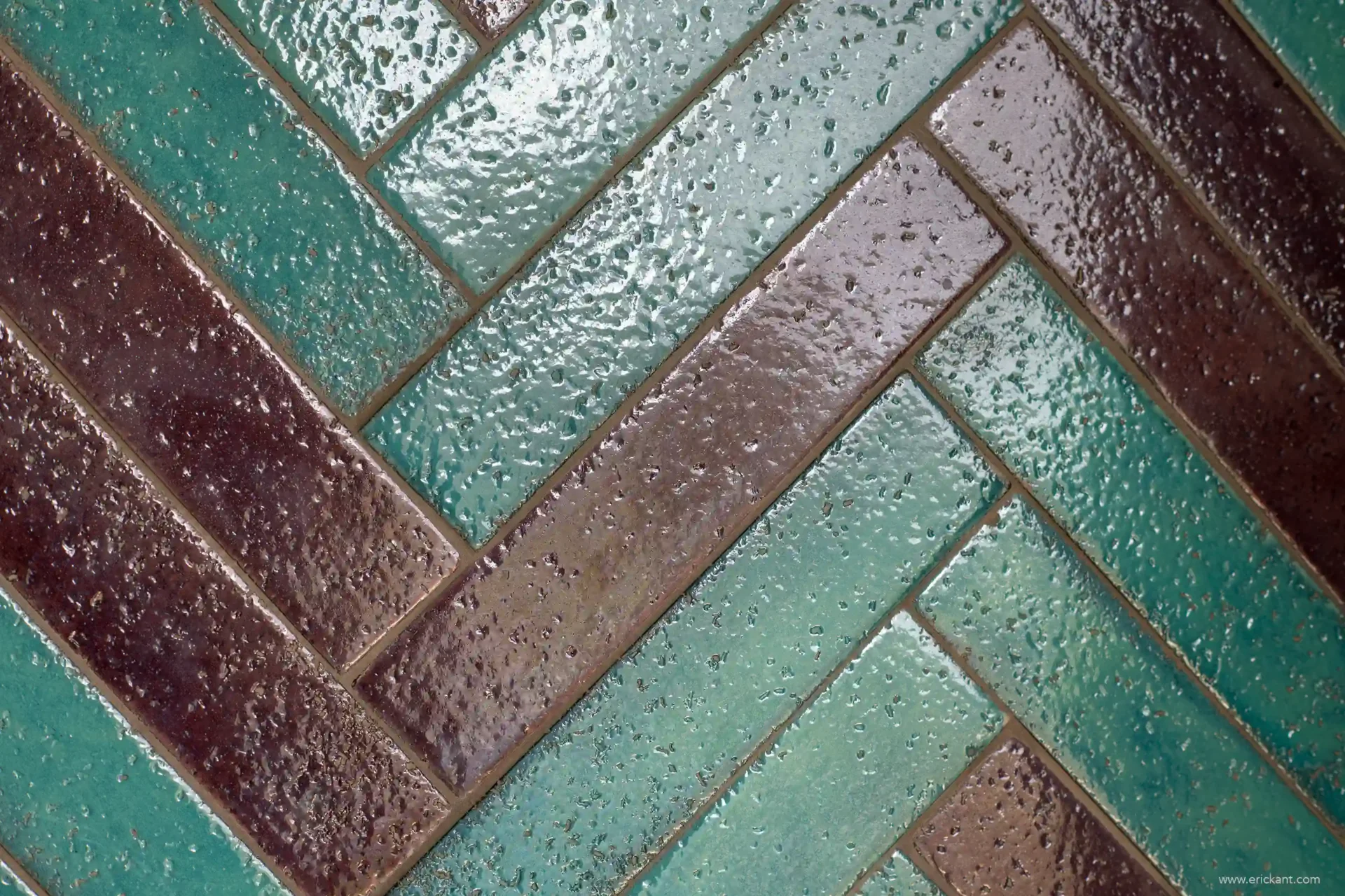 Detailopname van handgemaakte visgraat tegels in turquoise en bordeauxrood van project Cali Moli Ibiza door ERIC KANT.