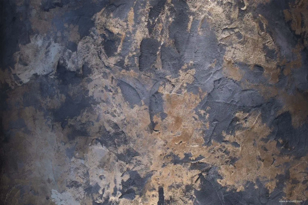 Detailopname van een artistieke wandafwerking door Dofine in project Cali Moli Ibiza, met metaalglans en diepe texturen.