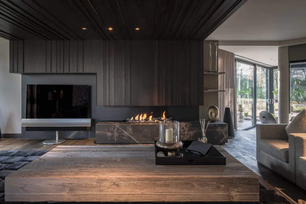 High-end bar in de Metropolitan Luxury villa met een verlicht onyx barblad, achterwand van natuursteen en luxe cognac lederen barkrukken door ERIC KANT.