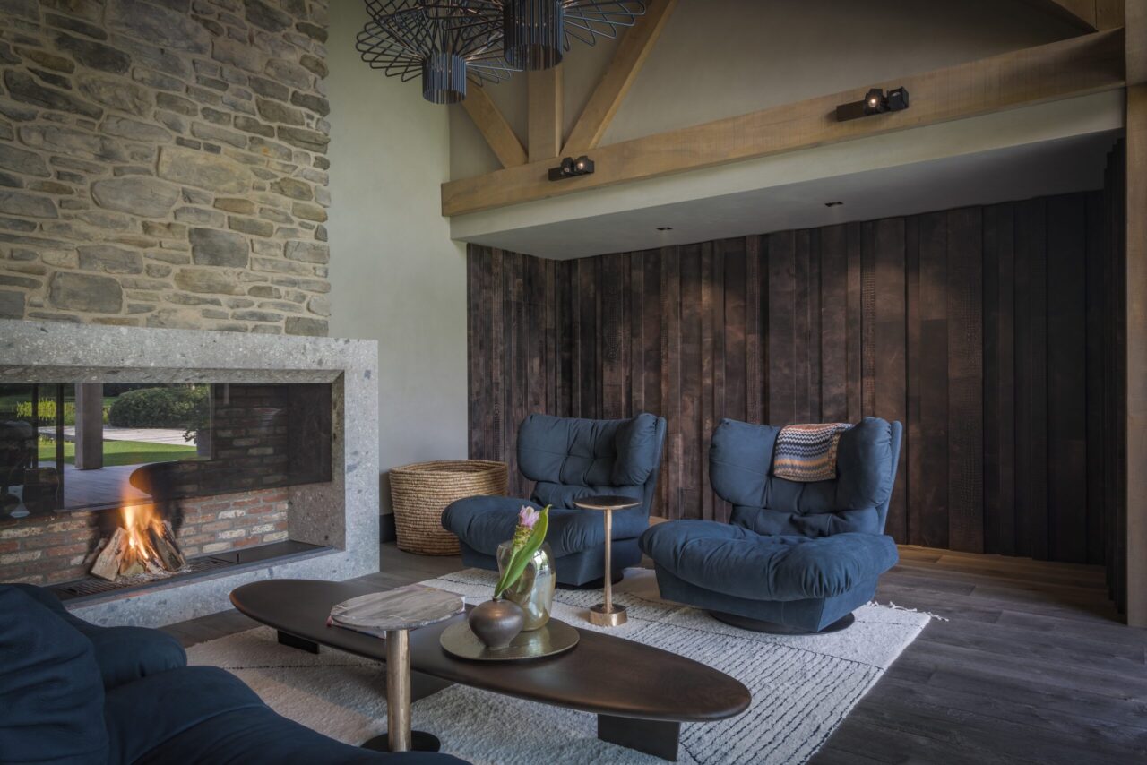 Luxe interieur African Lodge met natuurstenen haard