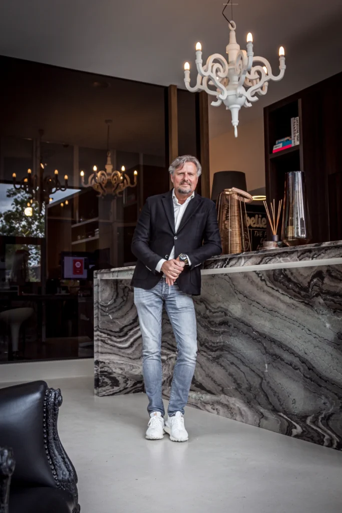 Een professioneel portret van ontwerper Eric Kant in zijn studio, waar hij met 32 jaar ervaring in high-end design de basis legt voor de volgende generatie binnen het familiebedrijf.